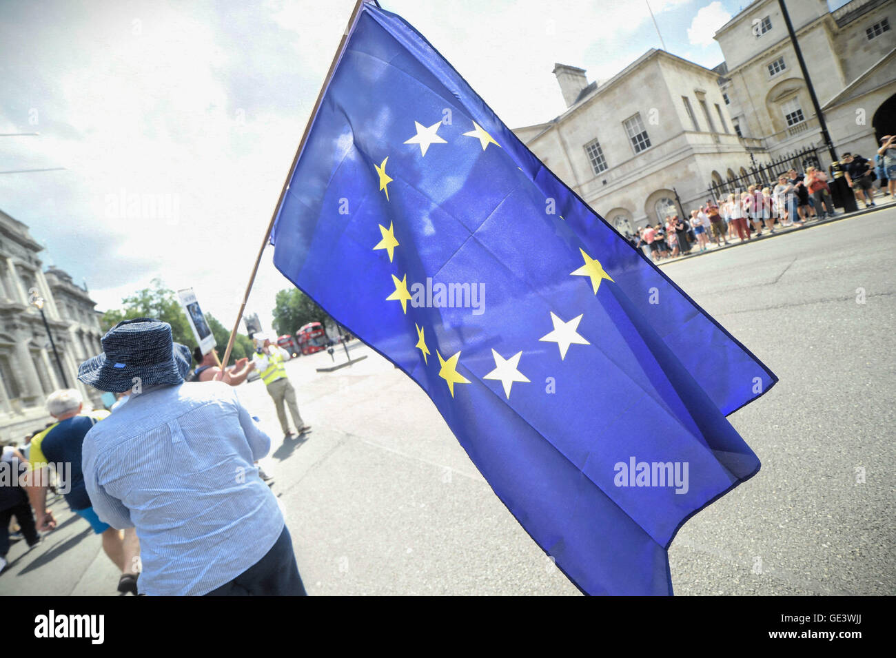 23. Juli 2016 - marschierten Hunderte von Aktivisten der pro-europäischen 10 Downing Street, Unterstützung für ein stärkeres Europa zu zeigen und in der EU zu bleiben. Ein Referendum für Großbritannien die EU verlassen wurde am 23. Juni statt und bestanden. © Gail Orenstein/ZUMA Draht/Alamy Live-Nachrichten Stockfoto