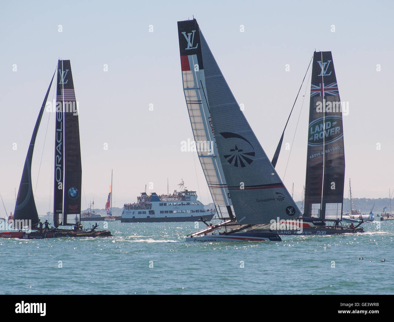 Portsmouth, England vom 23. Juli 2016. Team Land Rover team Ben Ainslie Racing, Team Oracle usa und groupama Team Frankreich Rennen für Position während des ersten Tag des Laufens in den Americas Cup World Series in den Solent.: Simon evans/alamy leben Nachrichten Stockfoto