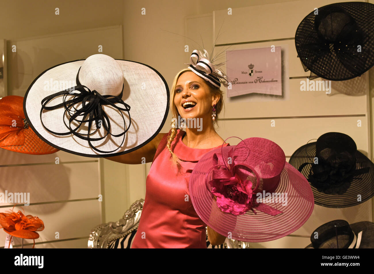 Düsseldorf, Deutschland. 22. Juli 2016. Desinger Prinzessin Maja von Hohenzollern präsentiert ihren Hut und Fascinator Kollektion "Urban Prinzessin" auf "Datum Accessoires - Messe" Messe in Düsseldorf, Deutschland, 22. Juli 2016. Foto: Horst Ossinger, Dpa/Alamy Live-Nachrichten Stockfoto