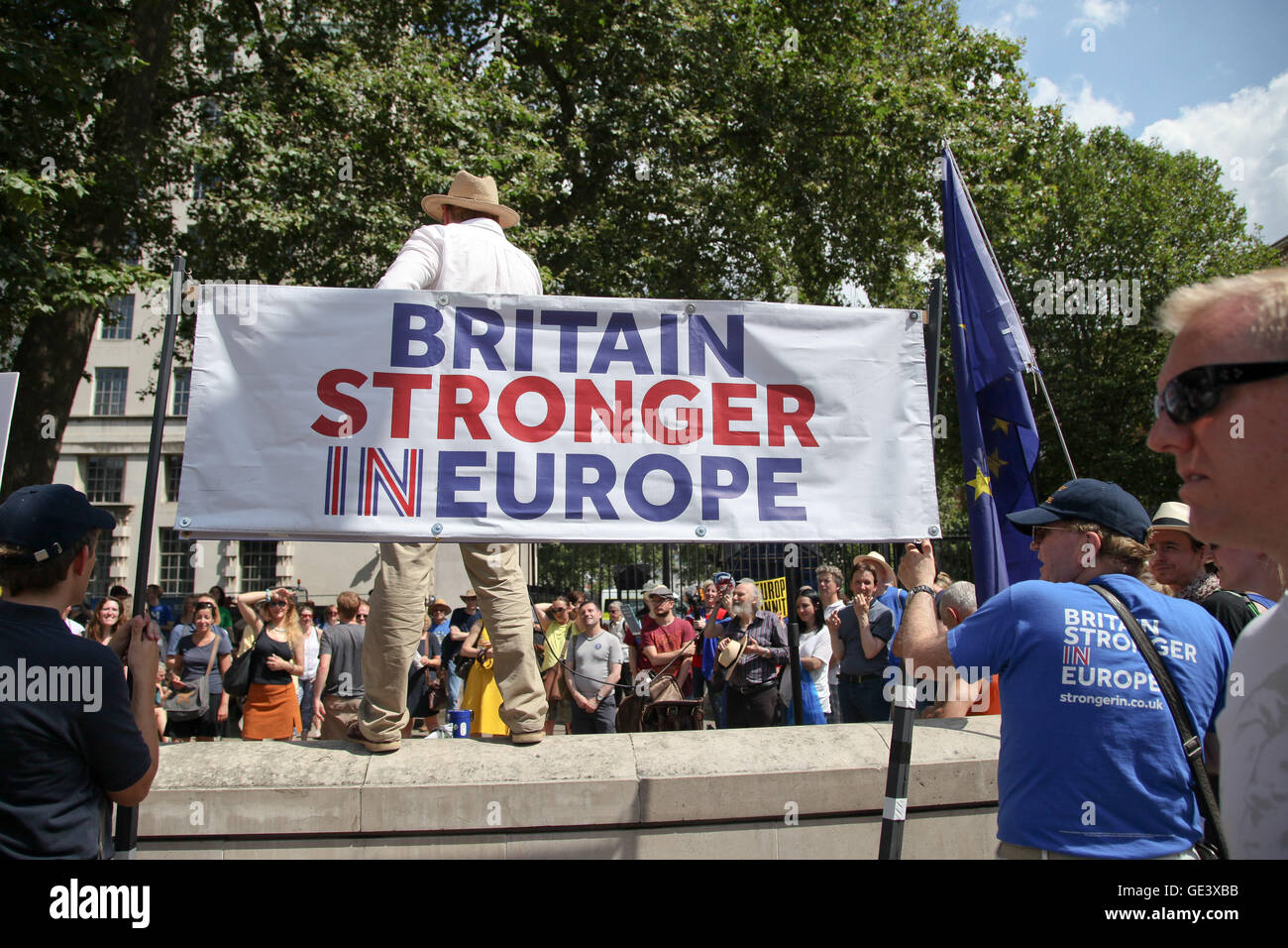 London, UK. 23. Juli 2016. Hunderte von Aktivisten der pro-europäischen Rallye außen Downing Street um Unterstützung für ein stärkeres Europa zu zeigen und in der EU bleiben. Ein Referendum für Großbritannien die EU verlassen fand am 23. Juni 2016 Credit: Dinendra Haria/Alamy Live News Stockfoto