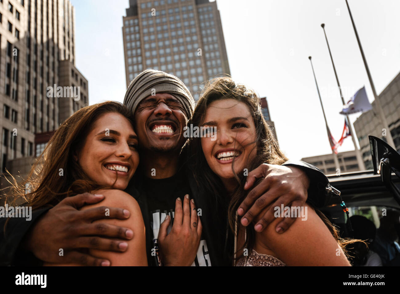 Cleveland, Ohio, USA. 18. Juli 2016. Sänger und Schauspieler Nick Cannon unterstützt die Black lebt Materie Bewegung Posen mit Fans im Rand der Republican National Convention. © Axelle Horstmann/ZUMA Draht/Alamy Live-Nachrichten Stockfoto