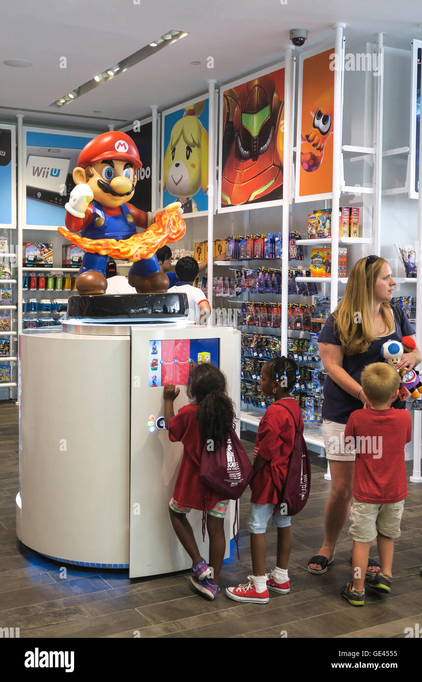 Kinder spielen mit interaktiven Displays, Nintendo New York speichern Interieur, Rockefeller Center, NYC, USA Stockfoto