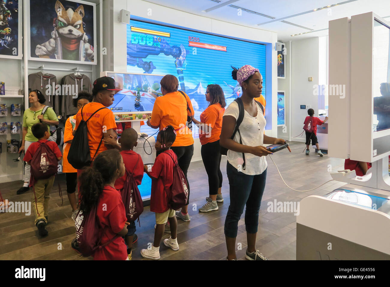 Minderheit Spielgruppe, Nintendo New York Store Interieur, Rockefeller Center, NYC, USA Stockfoto