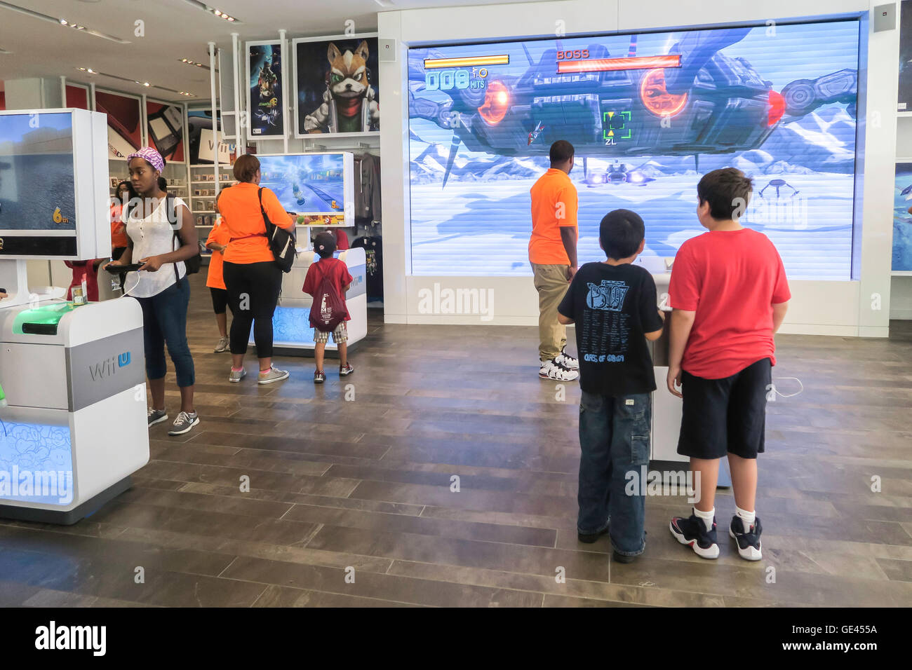 Jungen spielen mit großem Bildschirm, Nintendo New York Store Interieur, Rockefeller Center, NYC, USA Stockfoto