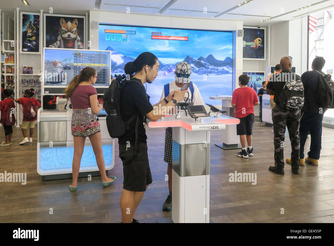 Shopper mit Produkten, Nintendo New York Store Interieur, Rockefeller Center, NYC, USA Stockfoto