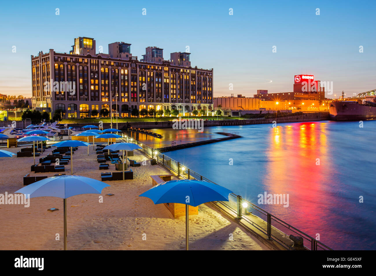 Den alten Hafen von Montreal - Clock Tower Strand in der Abenddämmerung Stockfoto