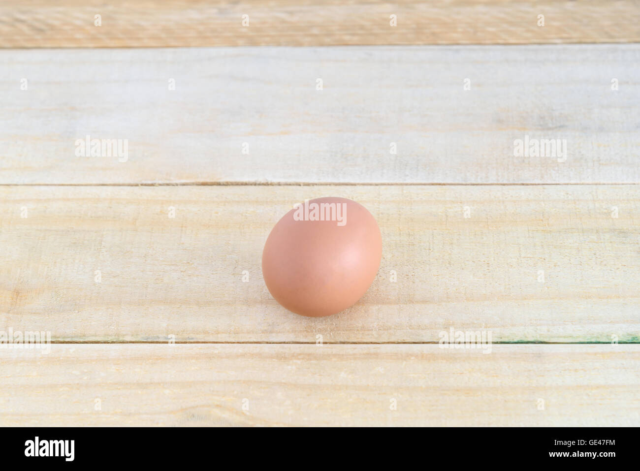 Eiern auf Holztisch Hintergrund Stockfoto