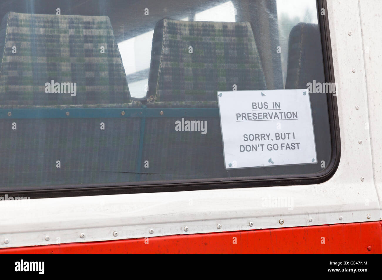 Bus in Erhaltung tut mir leid, aber ich gehe nicht schnellere Zeichen auf alten Bus in Poole, Hants & Dorset (mehr Bus) Jubiläum im Juli zu feiern Stockfoto