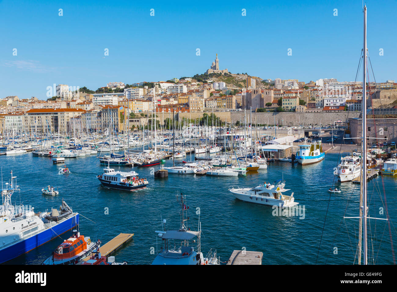 Marseille, Provence-Alpes-Côte d ' Azur, Frankreich.  Blick über Vieux-Port, den alten Hafen, Neo-byzantinischen Basilika aus dem 19. Jahrhundert Stockfoto