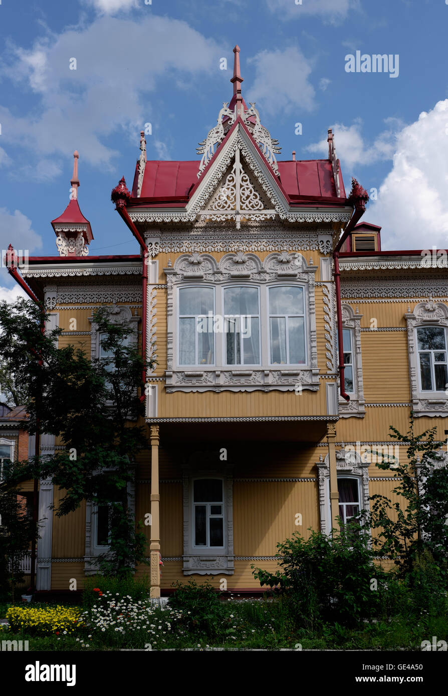 Eines der schönsten Holzhäuser in Russland. Die Perle der Holzarchitektur. Haus mit Firebirds. Stockfoto