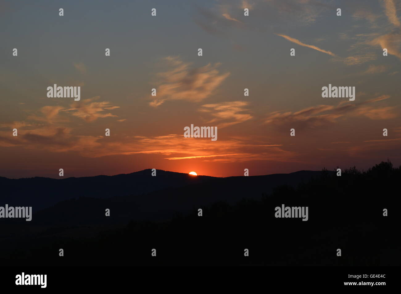 Sunrise, Sonne hinter den Bergen Stockfoto