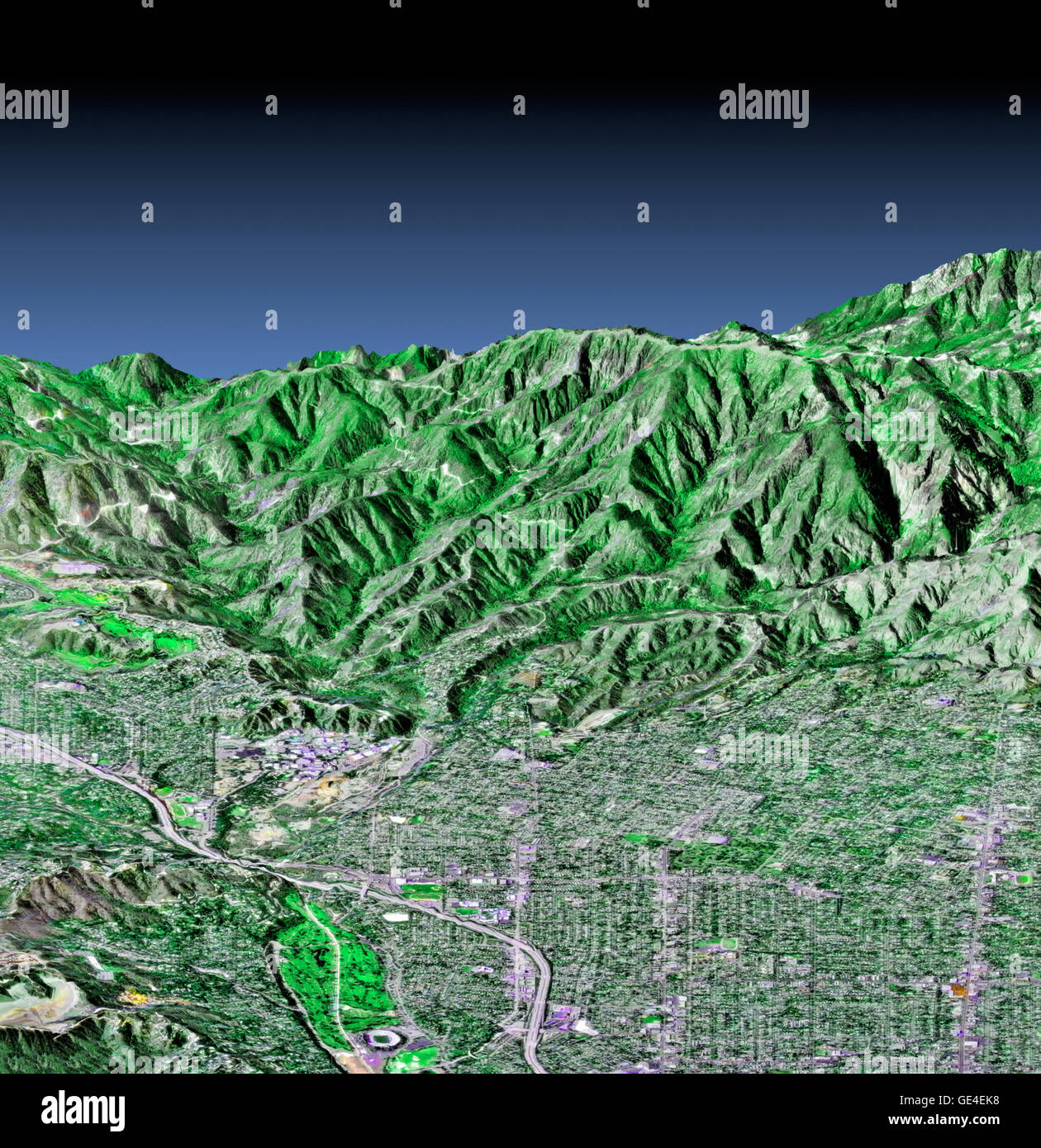 Diese perspektivische Ansicht zeigt den westlichen Teil der Stadt Pasadena, Kalifornien, Blick nach Norden in Richtung der San Gabriel Mountains. Teile der Städte Altadena und La Canada Flintridge werden ebenfalls angezeigt. Das Bild wurde aus drei Datasets erstellt: die Shuttle Radar Topographie Mission (SRTM) versorgt die Höhendaten; Landsat Daten vom 11. November 1986 zur Verfügung gestellt der Oberflächenfarbe Land (nicht in den Himmel) und digitale Luftaufnahmen U.S. Geological Survey bietet die Bilddetails. Der Rose Bowl, umgeben von einem Golfplatz, ist die Runden-Funktion in der unteren Mitte des Bildes. Die Jet-Pr Stockfoto