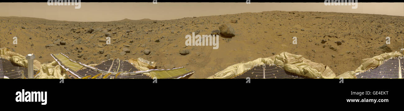 Dies ist das erste zusammenhängende, einheitliche Farbe der 360-Grad-Panorama von der Imager für Mars Pathfinder (IMP) im Laufe des Sols 8, 9 und 10 (Martian Tage) genommen. Verschiedene Regionen wurden zu verschiedenen Zeitpunkten während der drei Tage der Martian, einheitliche Beleuchtung und Schatten Bedingungen für alle Bereiche des Panoramas zu erwerben abgebildet. Auf der linken Seite ist ein Lander Blütenblatt und einem metallischen Mast ist ein Teil der Low-Gain-Antenne. Am Horizont sind die doppelten "Twin Peaks" sichtbar, ca. 1-2 km entfernt. Der Fels "Couch" ist der dunkle, geschwungene Felsen auf der rechten Seite von Twin Peaks. Eine andere Lander Blütenblatt Stockfoto