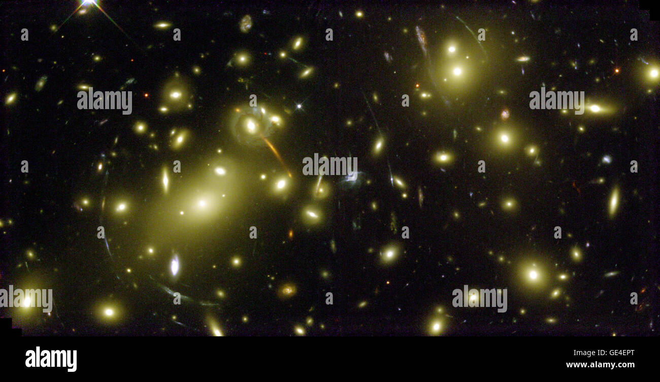 Scannen den Himmel zum ersten Mal seit der erfolgreichen Dezember 1999 Wartungsmission, Hubble-Weltraumteleskop der NASA abgebildet ein Riese, kosmischen Lupe, eine massive Ansammlung von Galaxien namens Abell 2218. Diese "kräftigen" Cluster befindet sich im Sternbild Draco, etwa 2 Milliarden Lichtjahre von der Erde. Der Cluster ist so massiv, dass seine enorme Gravitationsfeld Lichtstrahlen durch, lenkt, wie eine optische Linse Licht beugt um ein Bild zu bilden. Dieses Phänomen, genannt Gravitationslinsen, vergrößert, erhellt und verzerrt Bilder von weit entfernten Objekten. Der Cluster ist vergrößern Stockfoto