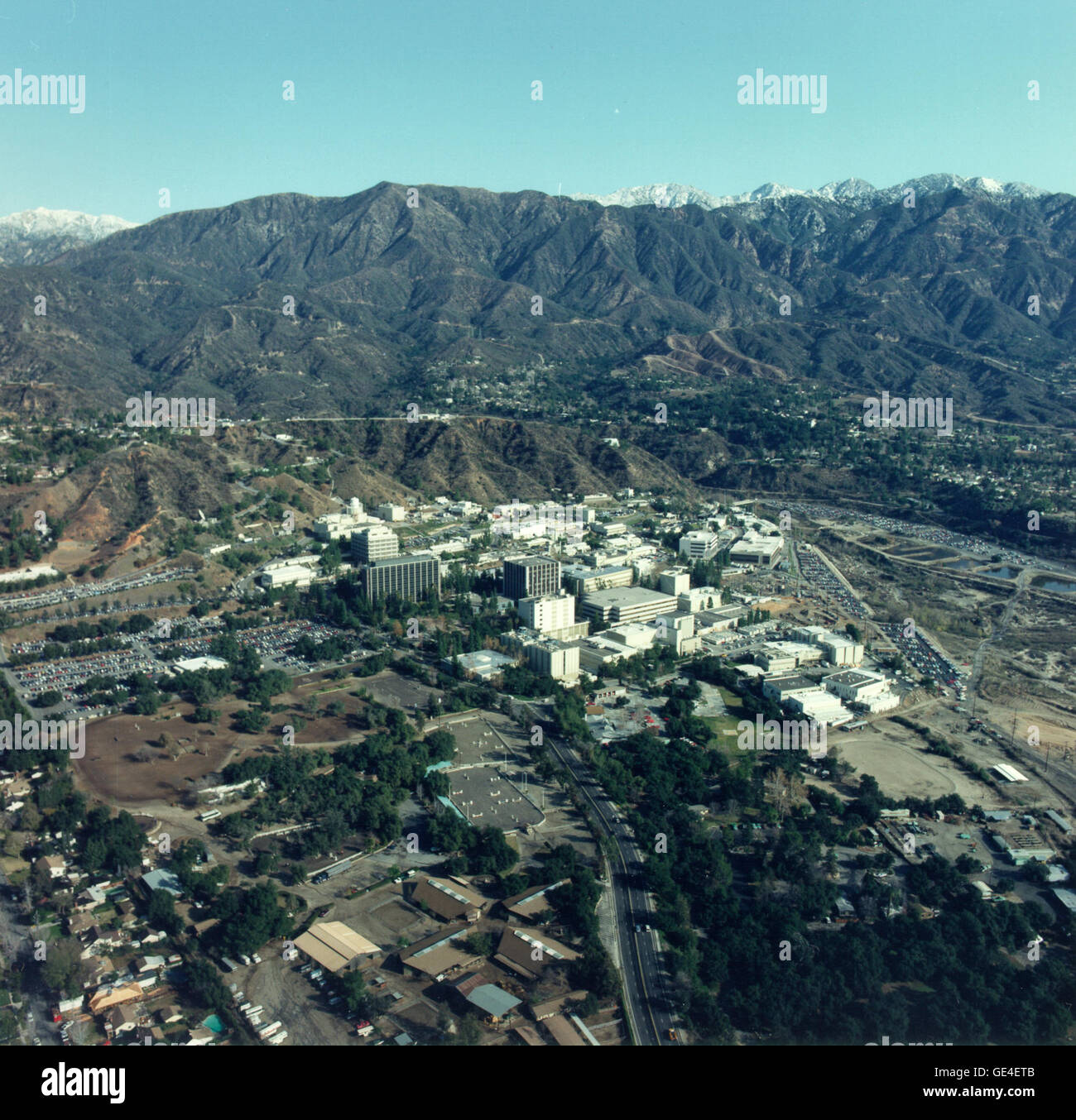 Diese Luftaufnahme erfasst das Jet Propulsion Laboratory (JPL) in Pasadena, Kalifornien, mit den San Gabriel Mountains im Hintergrund. JPL ist ein wichtiges Forschungszentrum für die robotischen Weltraummissionen der NASA. Stockfoto