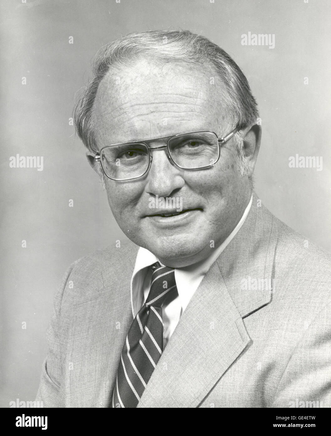 Dr. Alan M. Lovelace war als NASA stellvertretender Administrator von 2. Juli 1976 bis 10. Juli 1981. Nach dem Studium mit einem Doktor der Philosophie in der organischen Chemie 1954, Dr. Lovelace ging an die Arbeit für die United States Air Force und diente in vielen wissenschaftlichen Positionen, bis er verließ, um als Associate Administrator des Büro für Luft- und Raumfahrt NASA beitreten. In 1976 er wurde stellvertretender Administrator der NASA und diente bis zu seiner Pensionierung im Jahre 1981. Nach der Pensionierung arbeitete Dr. Lovelace der General Dynamics Corporation.  Bild-Nr.: Lovelace01 Datum: ca. 1976 Stockfoto