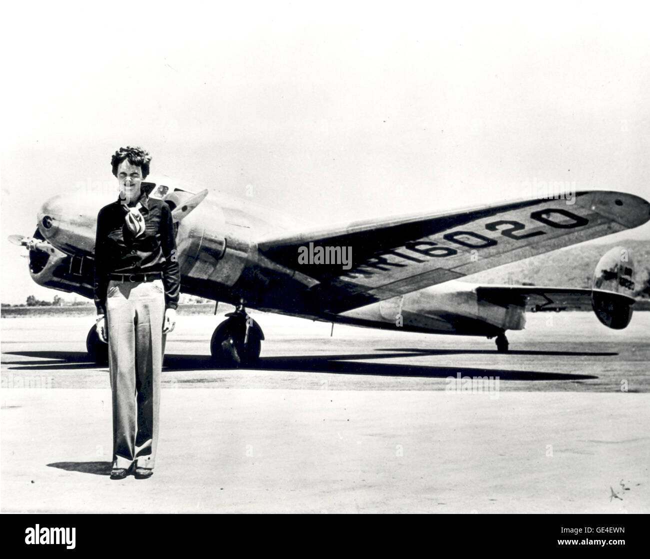 (Unbekannt) Amelia Earhart steht man vor der Lockheed Electra, sie im Juli 1937 verschwand. Geboren in Atchison, Kansas im Jahr 1897 begann Amelia Earhart nicht fliegen erst nach ihrem Umzug nach Kalifornien im Jahr 1920. Nach der Einnahme von Lektionen von Luftfahrt-Pionier Neta Snook in eine Curtiss Jenny, dargelegt Earhart fliegenden Rekorde brechen Rekorde der Frauen Höhe im Jahre 1922. Earhart kontinuierlich gefördert von Frauen in der Luftfahrt und im Jahr 1928 wurde eingeladen, die erste Frau, die über den Atlantik fliegen. Begleitende Piloten Wilmer Stultz und Louis Gordon als Passagier auf der Fokker-Freundschaft, Earhart Stockfoto