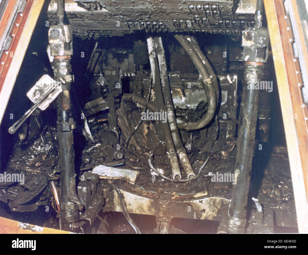 Das Kommandomodul von Apollo 1 zeigt die verheerenden Auswirkungen des Blitzfeuers, der die Crew während einer Trainingsübung tötete. Der Brand wurde durch einen elektrischen Defekt in der Reinsauerstoffumgebung im Modul verursacht, der zum Verlust der Astronauten Ed White, Gus Grissom und Roger Chaffee führte. Stockfoto
