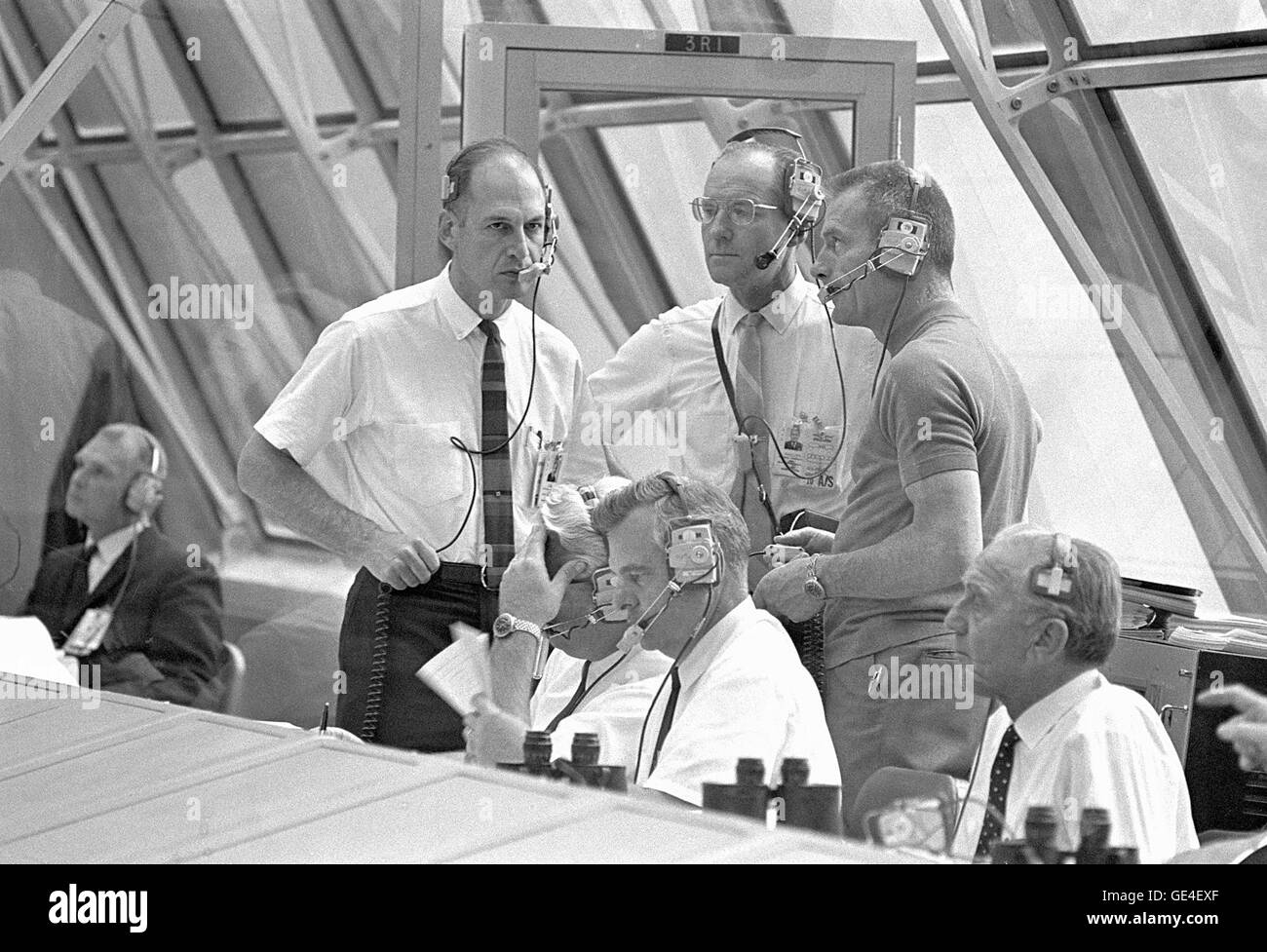 Apollo 10 Mission Beamte überwachen prelaunch Aktivitäten innerhalb der Launch Control Center feuern Zimmer 3 im Kennedy Space Center.  Bild #: 69P-0358-Datum: 18. Mai 1969 Stockfoto