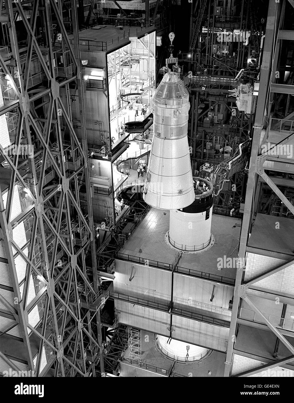 Die 103 ist Apollo Befehl/Testmodul gezeigt wird das Instrument Gerät oben auf der dreistufigen Apollo/Saturn 503 Trägerrakete im Fahrzeug Assembly Building (VAB) gedeckt.  Bild #: 68P-0386 Stockfoto