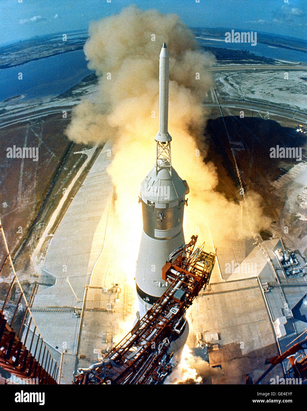 (16 Juli 1969) Um 9:32 Uhr EDT die Schwenkarmen wegziehen und eine Wolke von Flamme signalisiert dem Abheben von der Apollo 11 Saturn V Raumfahrzeug und Astronauten Neil A. Armstrong, Michael Collins und Edwin E. Aldrin, Jr. vom Kennedy Space Center Launch Complex 39A.  Bild-Nr.: 69PC-0421 Stockfoto