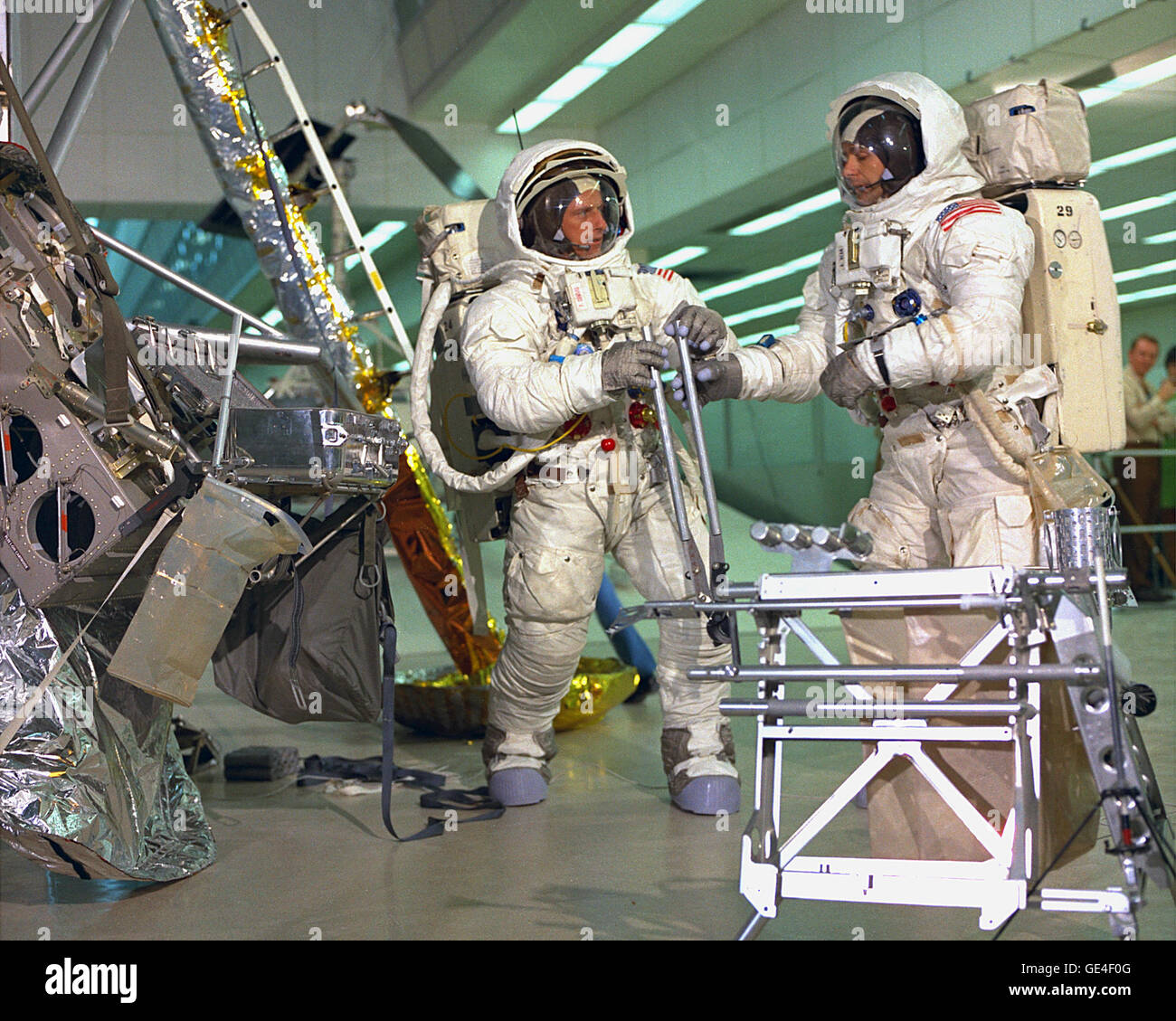 Beschreibung: (6. Oktober 1969) The Apollo 12 lunar Extravehicular Activity (EVA) Besatzungsmitglieder, Pete Conrad und Al Bean Verhalten eine Simulation des lunar Oberflächenaktivität geplant für ihre Mondlandung Mission bei einer Trainingseinheit im Flight Crew Training Gebäude am Kennedy Space Center statt.  Bild # 69PC-0549 Stockfoto