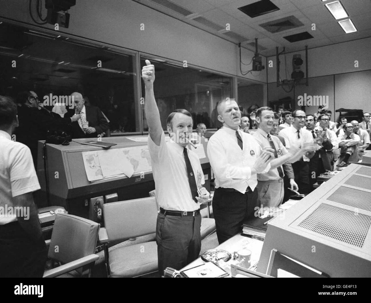 Der Moment, in dem Mission Control die erfolgreiche Rückkehr der Apollo 13 Astronauten feiert, ein bedeutendes Ereignis in der Geschichte der NASA. Stockfoto