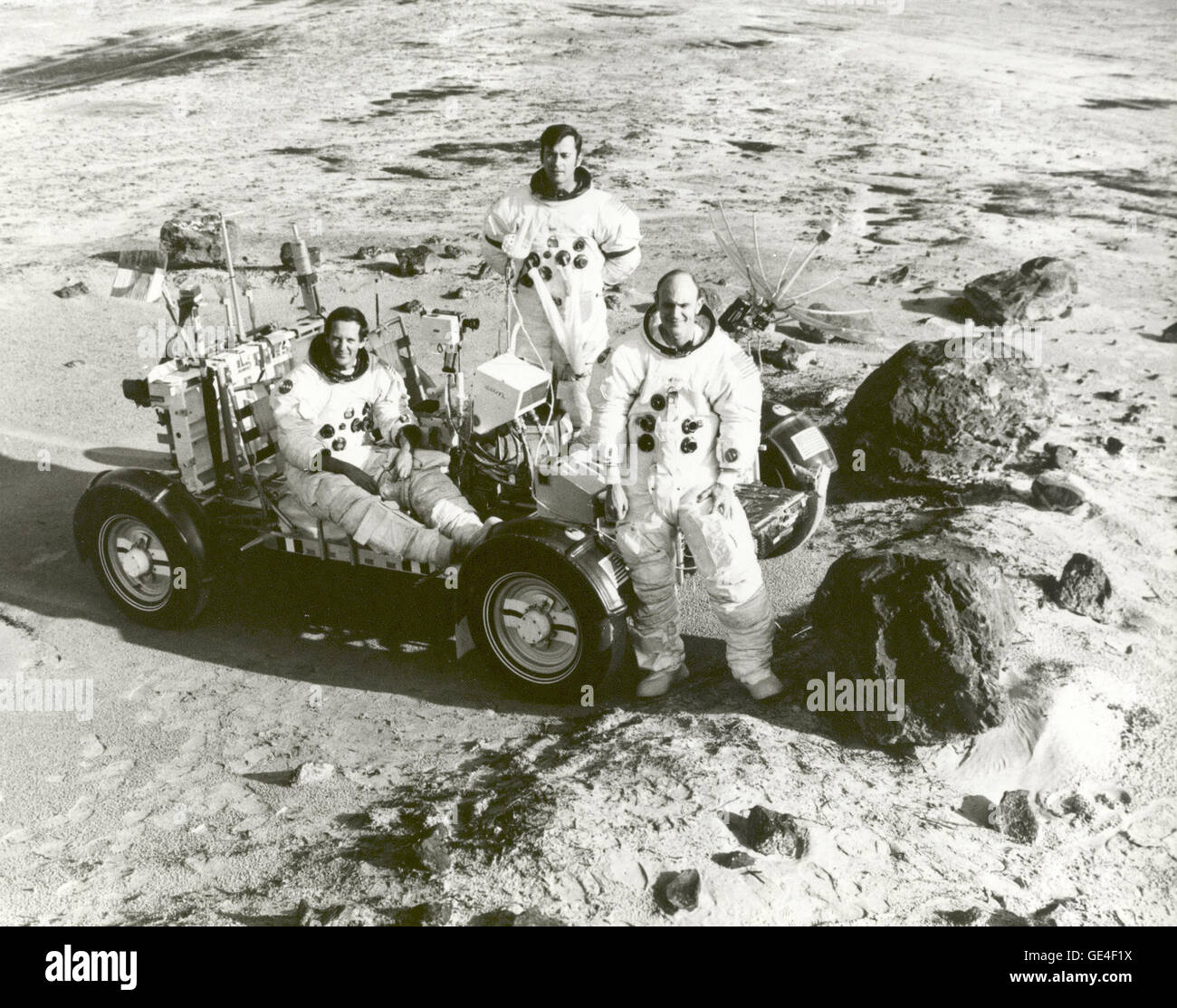 Astronauten der Apollo 16 (von links nach rechts), Lunar Module Pilot Charles M. Duke, Commander John W. Young und Command Module Pilot Thomas K. Mattingly II während einer Übung in Vorbereitung auf die Landung Mondmission.  Bild-Nr.: 72-h-249 Datum: 6. Februar 1972 Stockfoto