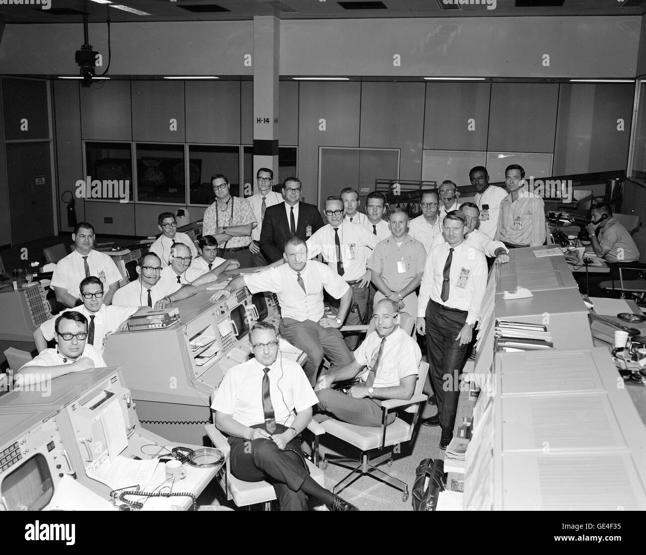 Die Flugunterstützungsteams bei Mission Control für die Apollo 7 Mission, die auf diesem Bild von 1968 gezeigt werden, spielten eine entscheidende Rolle bei der Unterstützung der erfolgreichen ersten bemannten Apollo Mission. Stockfoto