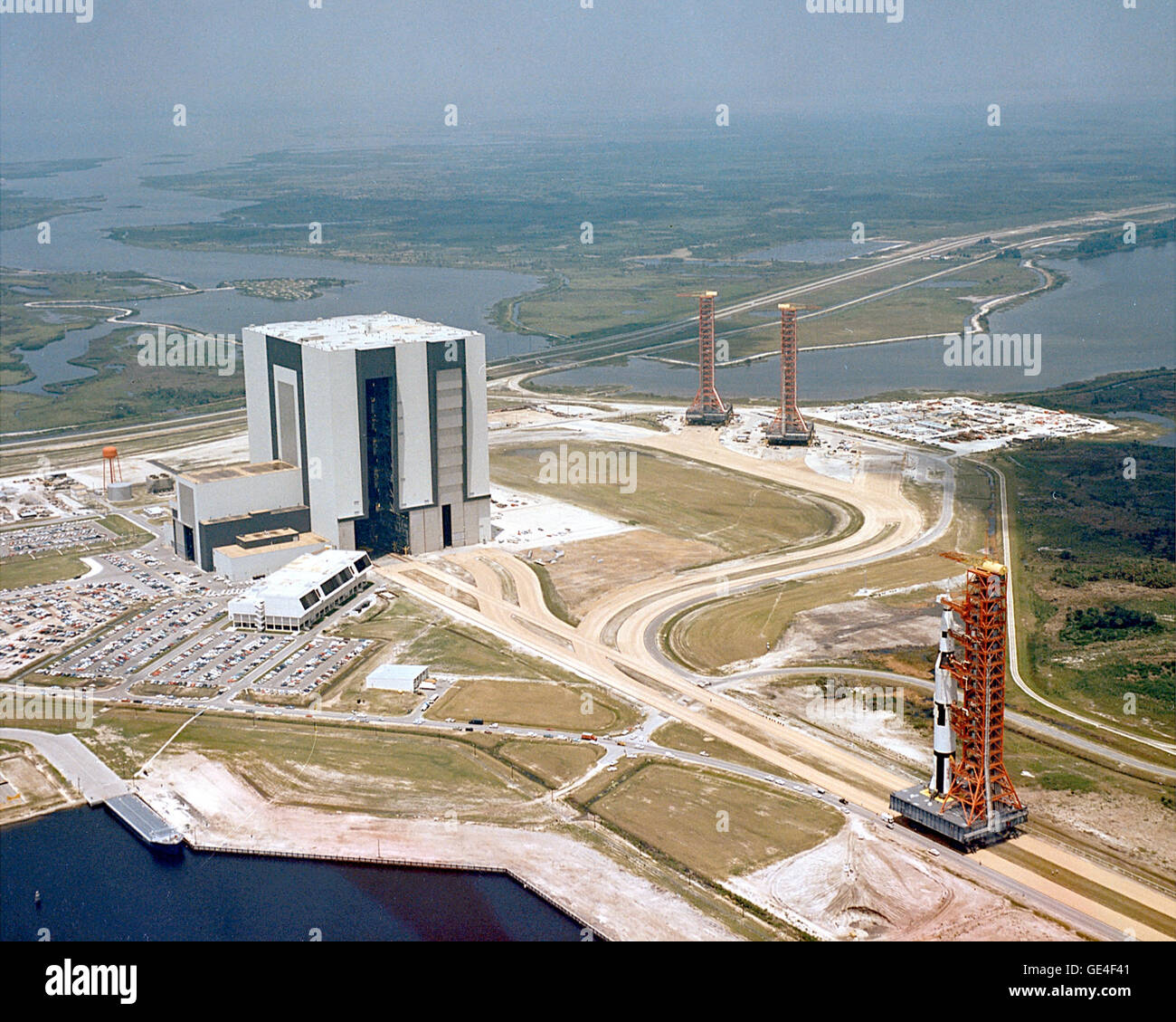 Das Testfahrzeug Apollo Saturn 500F rollte aus dem Vehicle Assembly Building (VAB) im Kennedy Space Center auf dem Weg zum Launch Complex 39A Dieses Fahrzeug wurde für Trainings- und Testzwecke für die Apollo-Missionen verwendet. Stockfoto