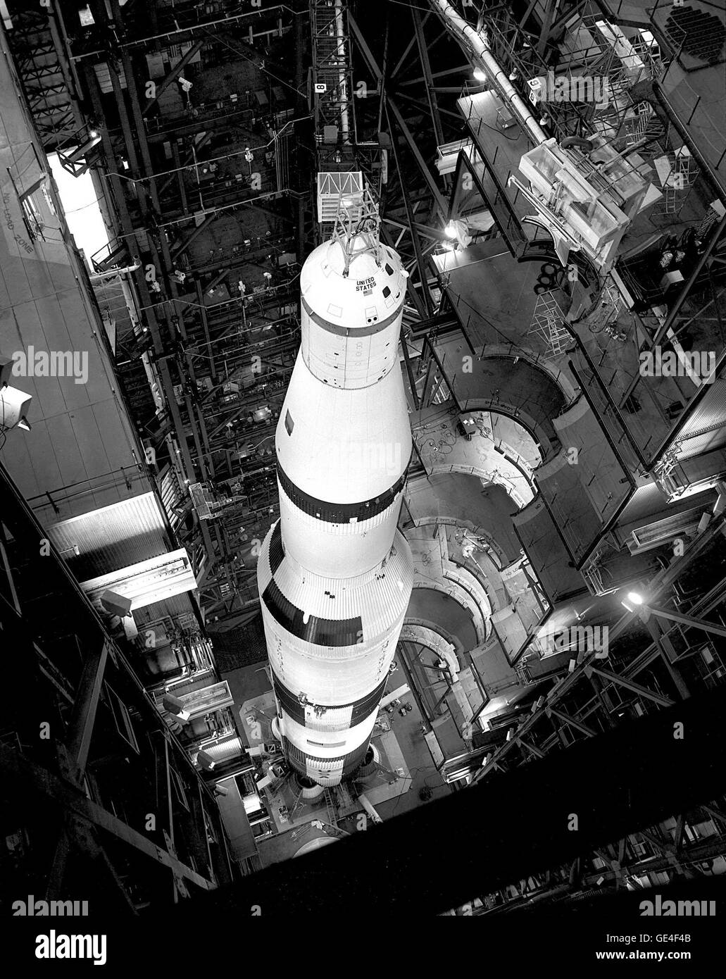 Das 36-stöckige Raumfahrzeug Apollo/Saturn 501 ist in High Bay Nr. 1 des Vehicle Assembly Building zu sehen. Die Saturn-V-Rakete wurde hier vor ihren historischen Missionen zum Mond im Rahmen des Apollo-Programms der NASA zusammengebaut. Stockfoto