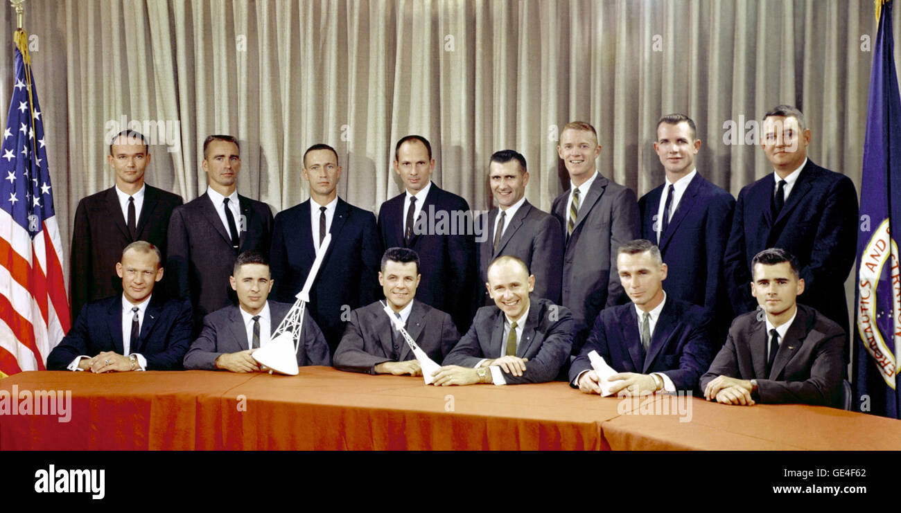 (18 Oktober 1963) Astronaut Gruppe drei angekündigt. Sie sind (sitzend, links nach rechts) Edwin E. Aldrin Jr., William A. Anders, Charles A. Bassett II, Alan L. Bean, Eugene A. Cernan und Roger B. Chaffee. (Links nach rechts) stehen Michael Collins, R. Walter Cunninham, Donn F. Eisele, Theodore C. Freeman, Richard F. Gordon Jr., Russell L. Schweickart, David und Clifton C. Williams Jr. Stockfoto