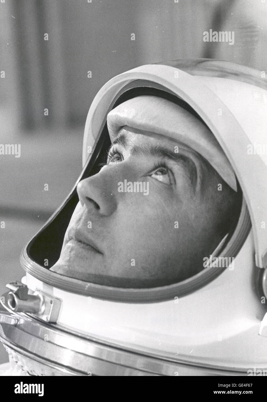 Astronaut James A. McDivitt, Kommandant von Gemini IV, in Vorbereitung auf Gewicht und Balance Tests geeignet. Das Ziel der Mission Gemini IV war zu evaluieren und testen Sie die Auswirkungen von vier Tagen im Raum auf die Mannschaft, Ausrüstung und Kontrollsysteme. Pilot Edward White II erfolgreich die ersten amerikanischen Weltraumspaziergang während der Mission Gemini IV erreicht.  Bild-Nr.: 65-H-790 Datum: 21. Mai 1965 Stockfoto