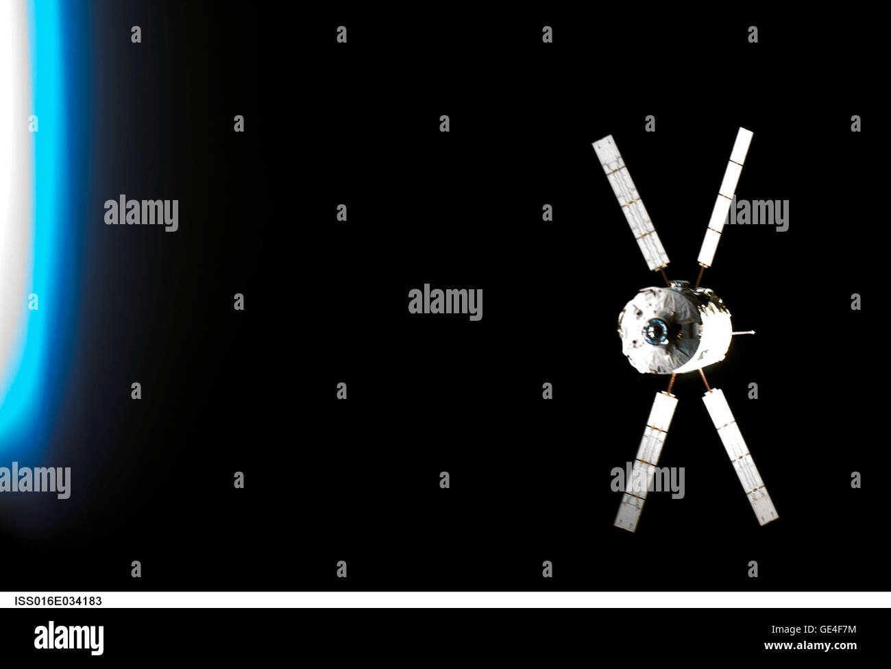 Das ATV-1 Jules Verne, ein automatisiertes Frachtraumschiff, nähert sich der Internationalen Raumstation ISS zu einer Nachschubmission. Das von der Europäischen Weltraumorganisation ins Leben gerufene Raumfahrzeug lieferte 2008 Fracht an die ISS. Stockfoto