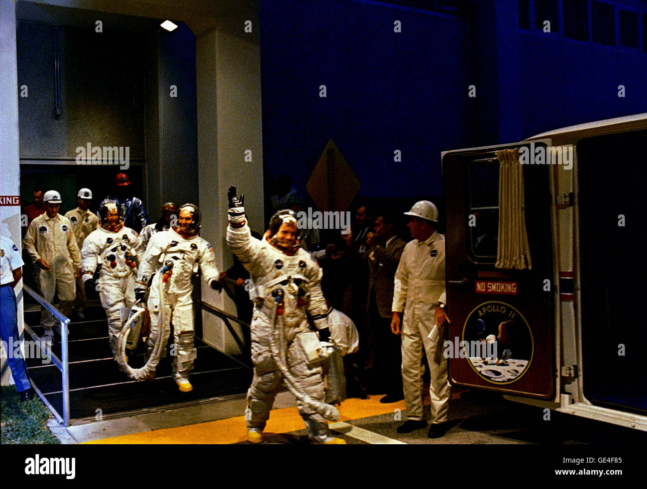 Beschreibung (16. Juli 1969) des Apollo 11 Crew verlässt Kennedy Space Center Manned Spacecraft Operations Building während der Pre-Launch-Countdown. Befehl Modul-Pilot Michael Collins, Mission Kommandant Neil Armstrong und Buzz Aldrin, Pilot der Mondlandefähre bereiten die Spezialtransport-van zum Launch Complex 39A fahren wo erwartete sie ihr Raumschiff. Liftoff ereignete sich um 9:32 Uhr MESZ, 16. Juli 1969.  Bild-Gutschrift: NASA Bild # S69-39956 Stockfoto