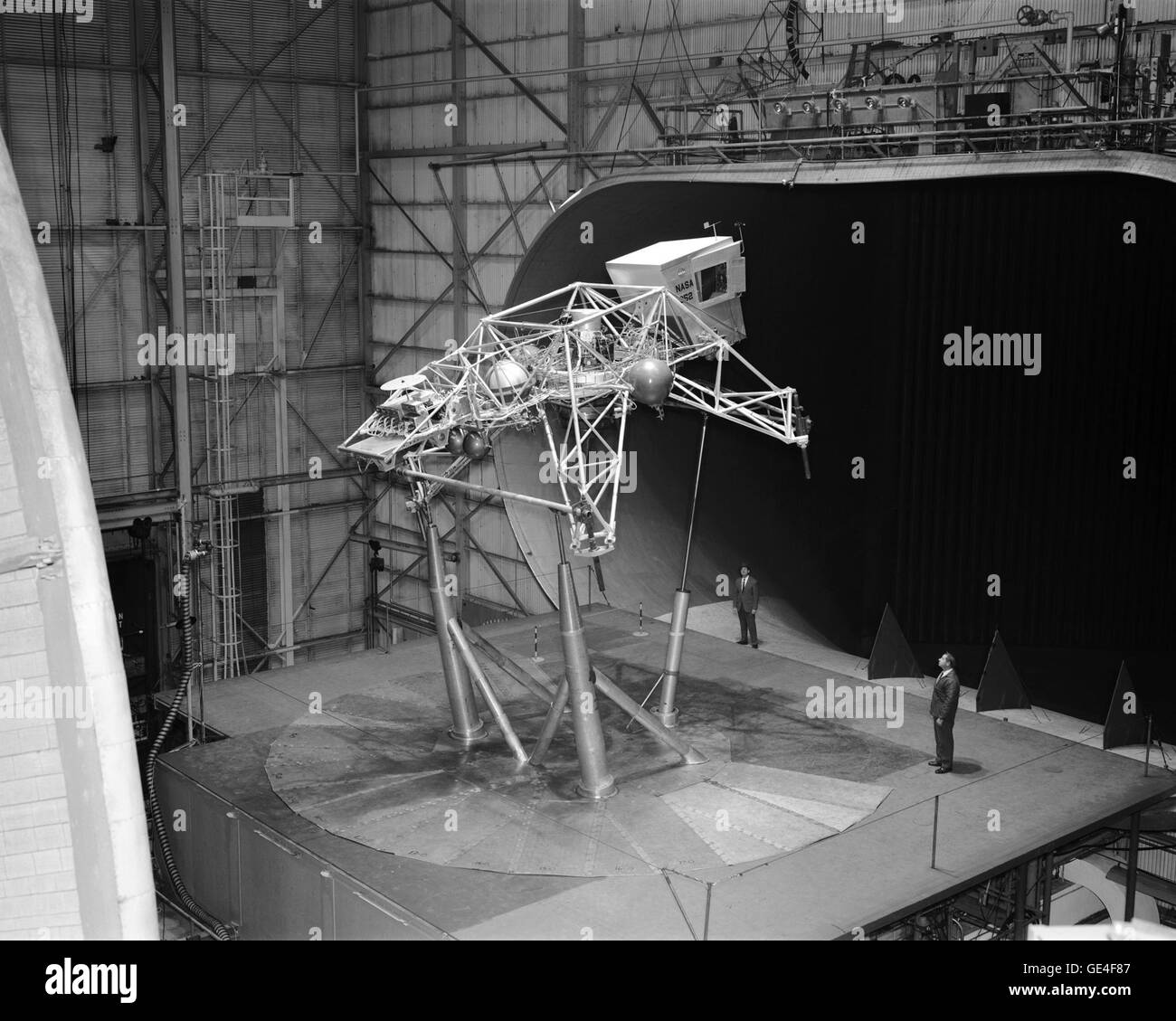 Nach dem Absturz eines Schwester Lunar Landing Training Fahrzeugs in Ellington Field in Houston, Texas wurde Bell LLTV (NASA-952) aus Houston, Langley für Tests in 30 x 60 Full Scale Tunnel geschickt. Das LLTV wurde nach Houston zurückgegeben zur Weiterbildung nutzen kurze Zeit später. NASA-952 ist jetzt auf der Ausstellung am Johnson Space Center in Houston, Texas.  Bild-Nr.: L-1969-00670 Datum: 16. Januar 1969 Stockfoto