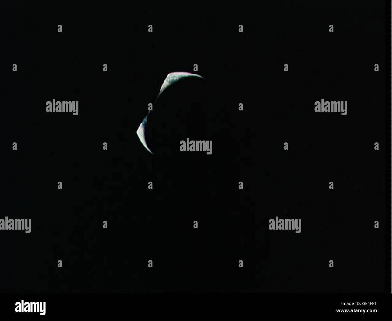 Eine Halbmond-Erde ist vor dem dunklen Horizont des Mondes geschildert, der während einer Weltraummission gefangen wurde. Dieses Bild zeigt den Kontrast zwischen der Krümmung der Erde und dem starken Horizont des Mondes. Stockfoto