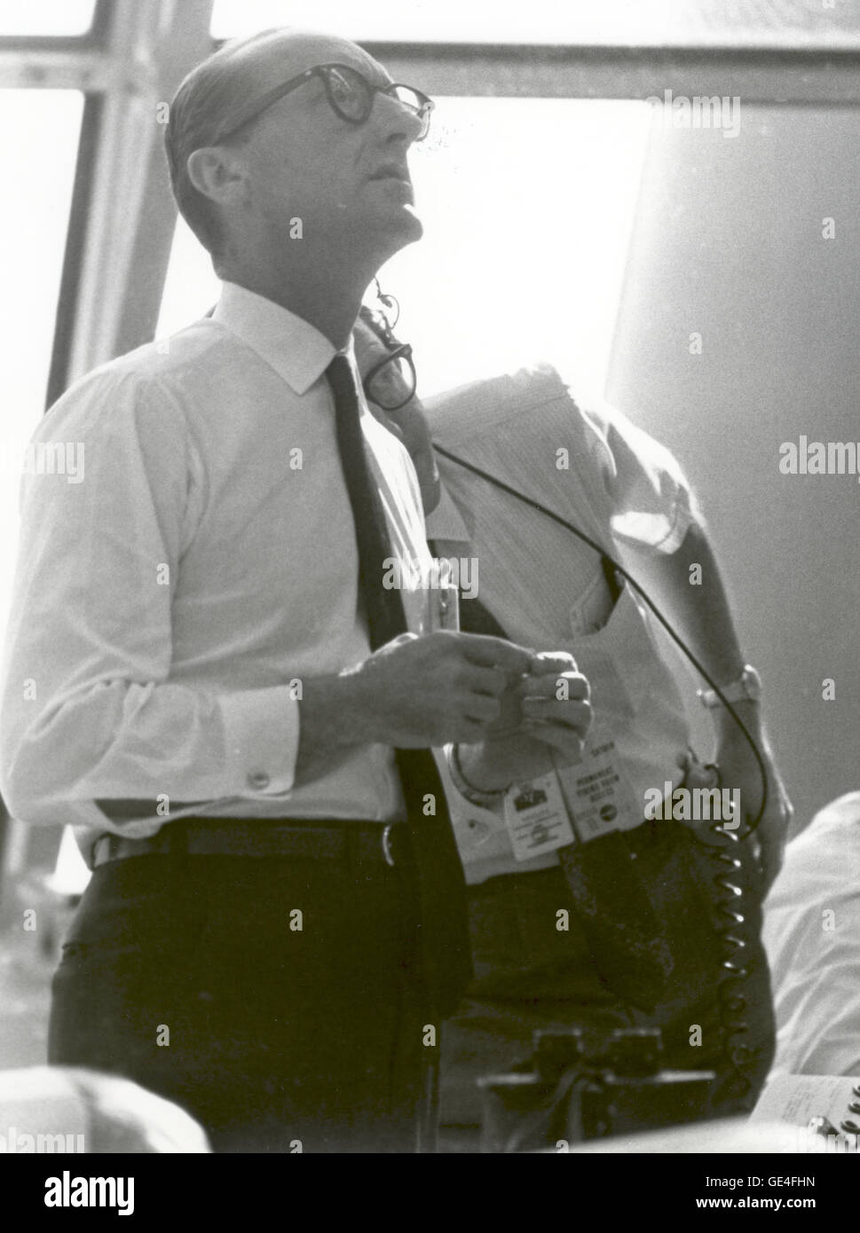(16 Juli 1969) Dr. George E. Mueller, Associate Administrator für bemannte Raumfahrt, NASA, verfolgt den Fortschritt der Apollo 11-Mission. Dieses Foto wurde am Morgen des Starts am 16. Juli 1969 im Launch Control Center am Weltraumbahnhof aufgenommen.  Bild-Nr.: 108-KSC-69P-647 Stockfoto
