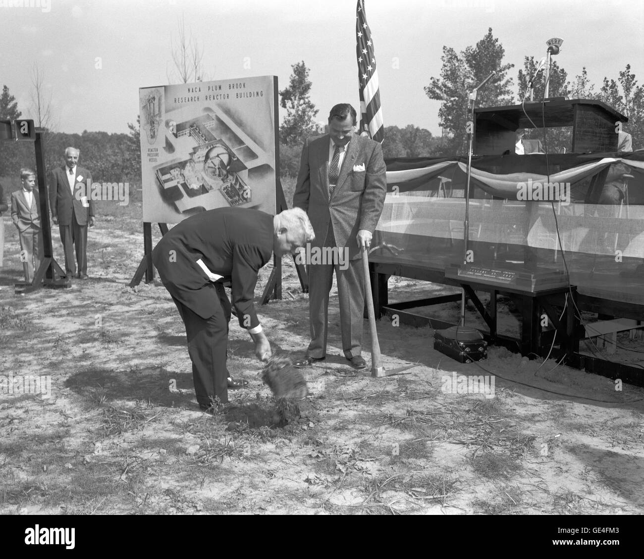 Kongressabgeordnete Baumhart beobachtete, wie Lewis Laboratory Director Dr. Edward Sharpe den ersten Spatenstich des Schmutzes bei der Grundsteinlegung September 1956 für die Plum Brook Reaktor Anlage gegraben. Die silberne Hacke und Schaufel sind für die 1941-Spatenstich für die NACA-Lewis-Labor in Cleveland, Ohio verwendet.  Bild-Nr.: C-1956-43032 Stockfoto