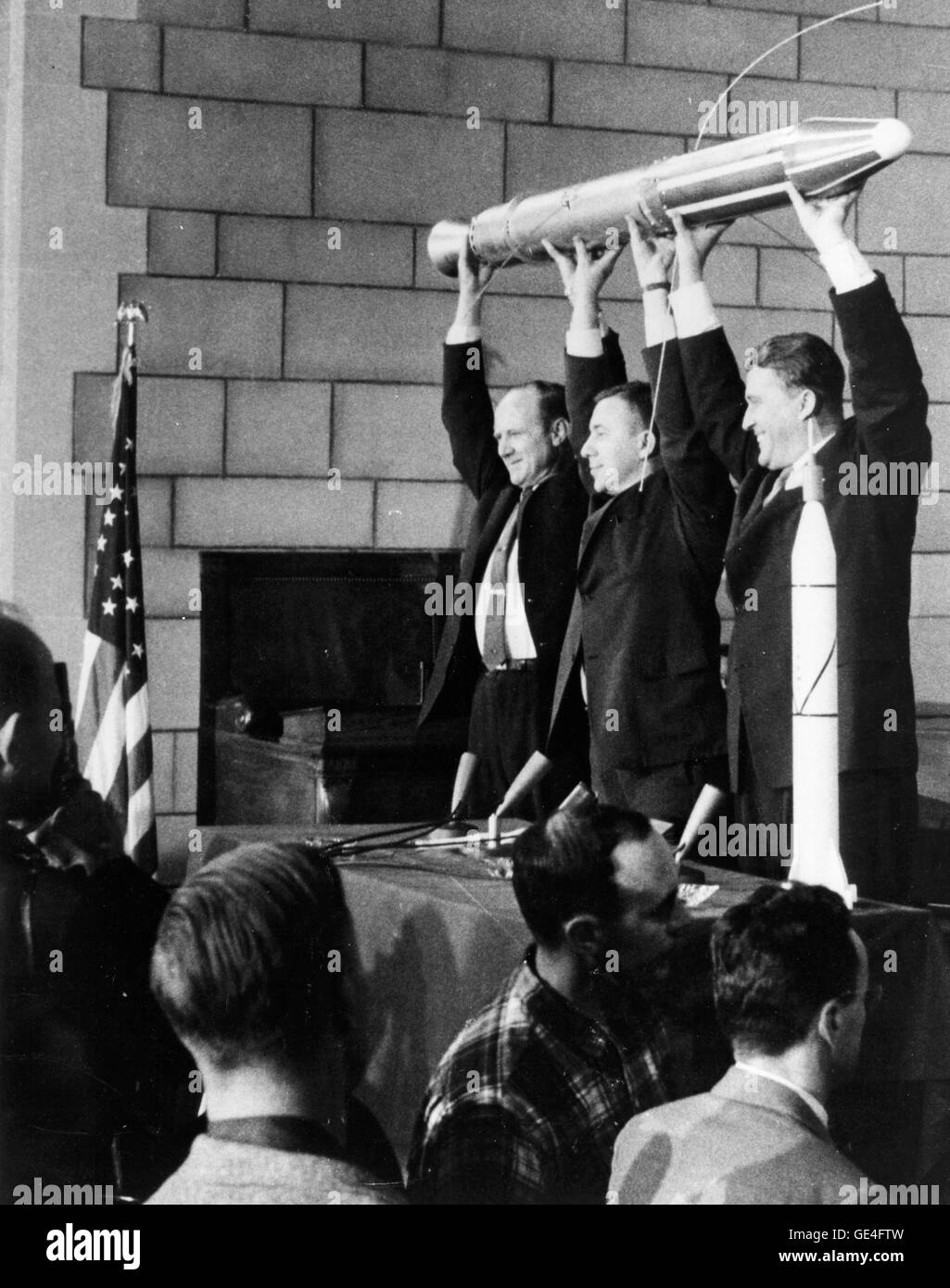 Die drei Männer verantwortlich für den Erfolg von Explorer 1, Amerikas ersten Erdsatelliten gestartete 31. Januar 1958, feiern ihren Erfolg früh am nächsten Morgen. Auf der linken Seite ist Dr. William H. Pickering, der damalige Direktor des Jet Propulsion Laboratory, gebaut und betrieben von den Satelliten. Dr. James A. Van Allen, Zentrum, von der State University of Iowa, entwarf und baute das Instrument auf Explorer, die die Strahlengürtel entdeckt, die die Erde umrunden. Auf der rechten Seite ist Dr. Wernher von Braun, Leiter der Armee Redstone Arsenal-Mannschaft, die der ersten Stufe Redstone Rakete, dass Lau gebaut Stockfoto