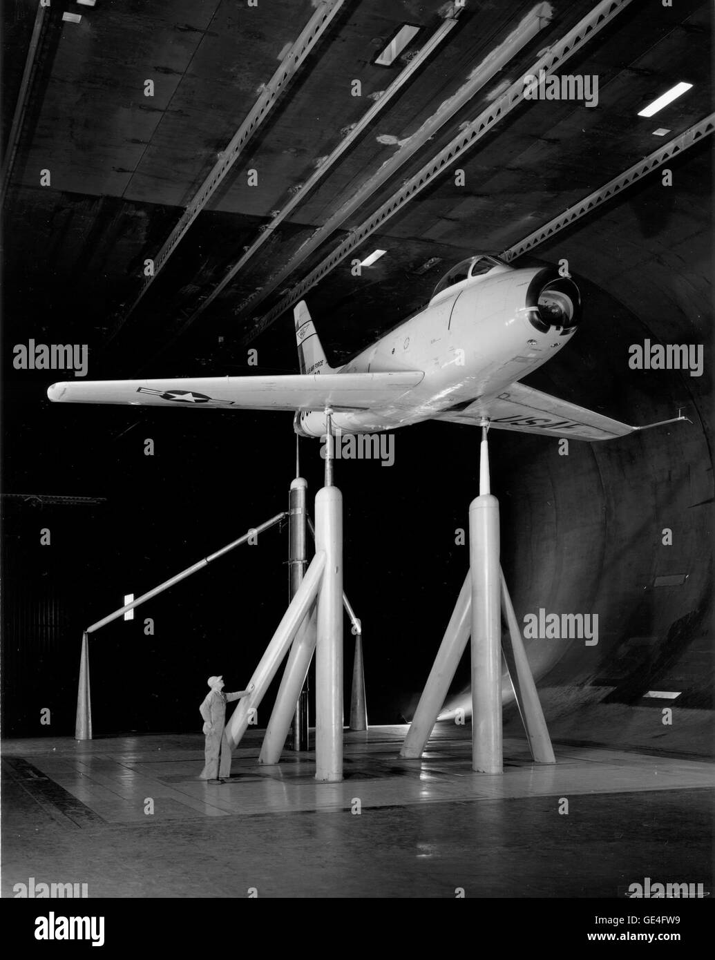 Die F-86 ist im 40 x 80 m großen Windtunnel des Ames Aeronautical Laboratory der NASA in Moffett Field, Kalifornien, montiert. Der Windkanal wird für aerodynamische Tests verwendet, um Flugzeugdesign und -Leistung zu verbessern. Stockfoto