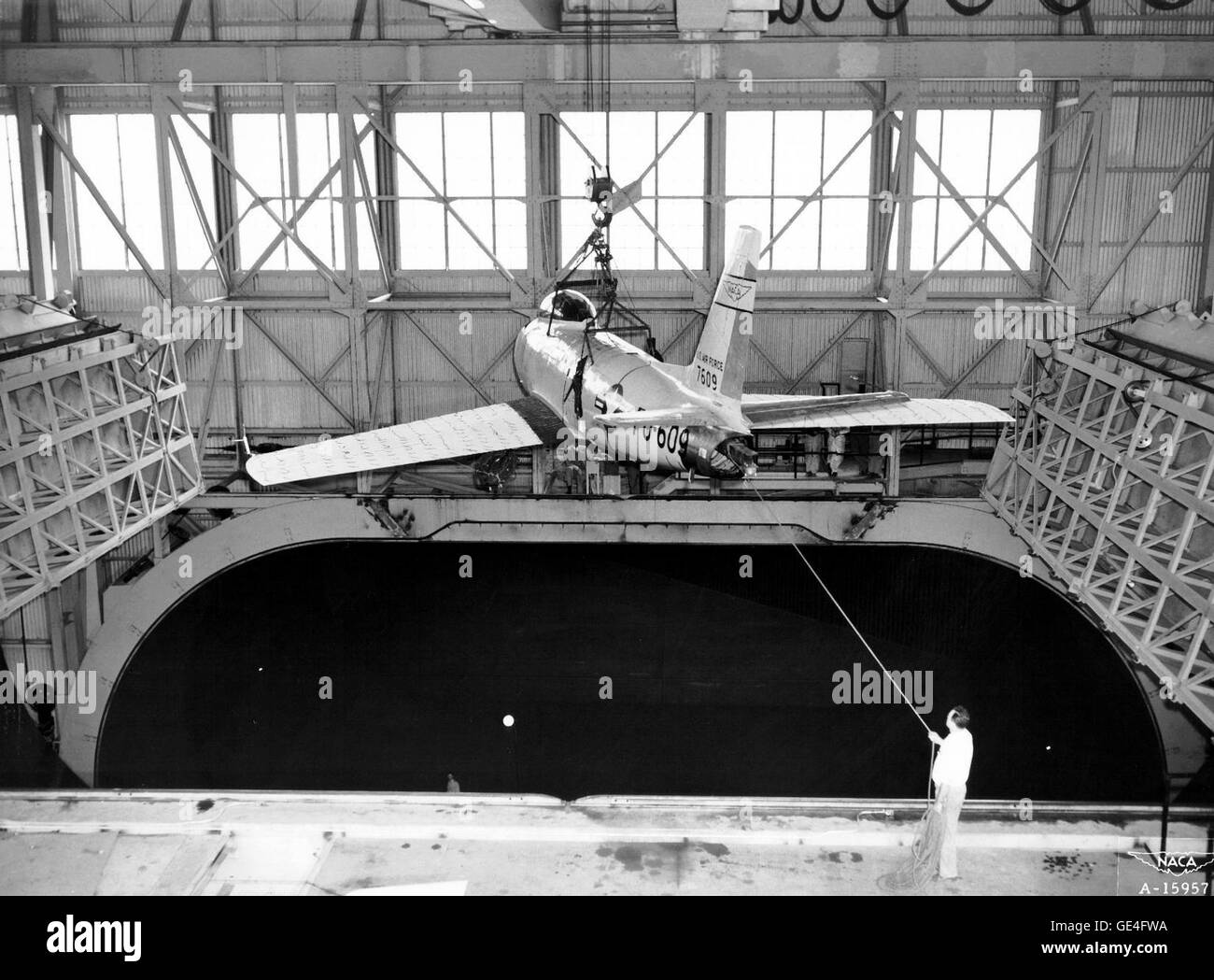 Das Flugzeug F-86 wird in den Windkanal des Ames Research Center für aerodynamische Tests abgesenkt, um Flugzeugdesign und -Leistung zu verbessern. Stockfoto