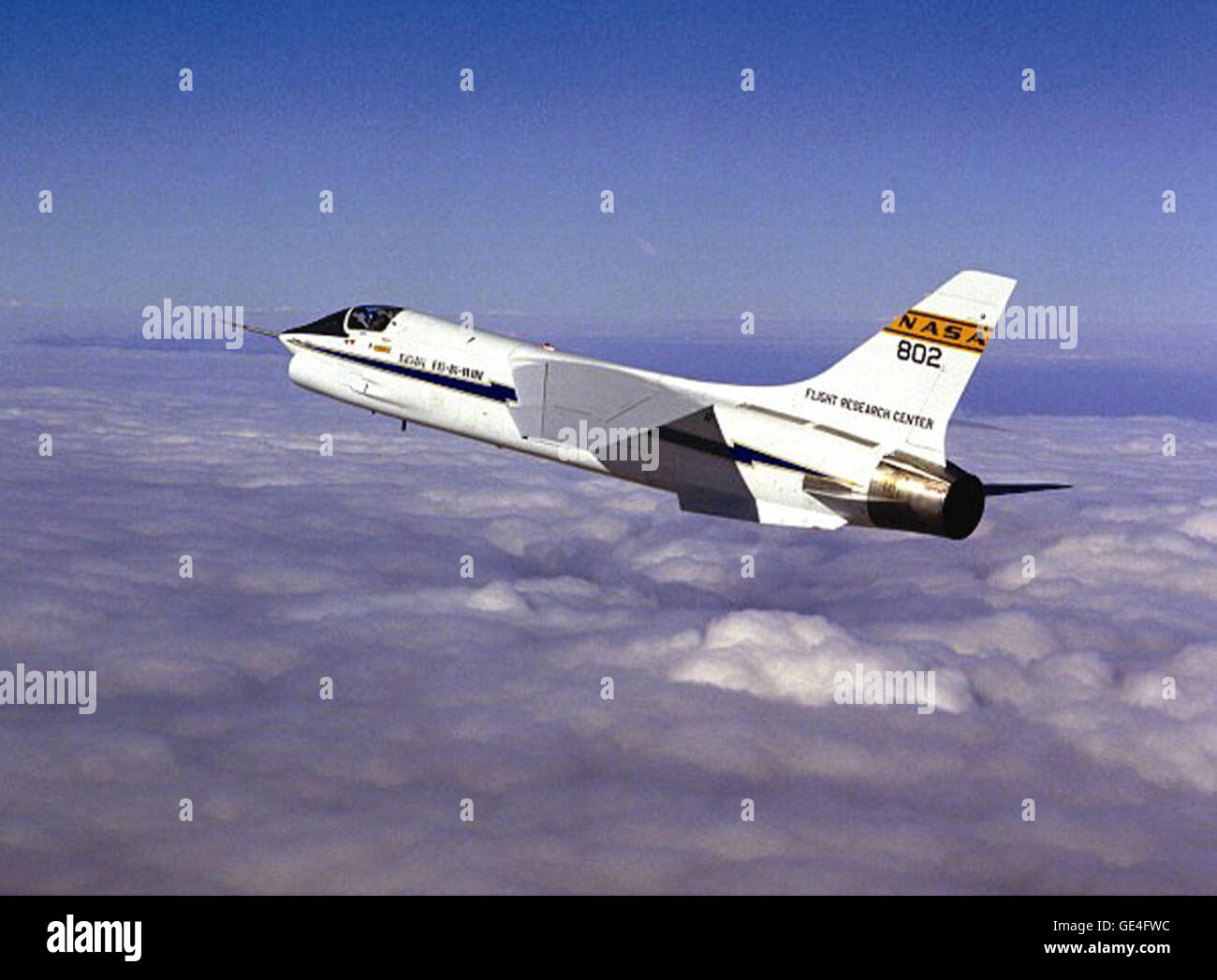 (1972) 8C Digital-Fly-By-Wire-Steuerung wurde erstmals im Jahr 1972 getestet. Der Einsatz von elektrischen und mechanischen Systemen, Hydraulikanlagen für Flugzeug Steuerfläche Betätigung zu ersetzen war erflogen. Heute weit von Verkehrsflugzeugen verwendet, ermöglicht die digitale Fly-By-Wire-Steuerung für eine bessere Kontrolle der Manöver, glatter Fahrten und für Militärflugzeuge, eine höhere Überlebensfähigkeit bekämpfen.  Bild #: Fly-By-Wire Stockfoto