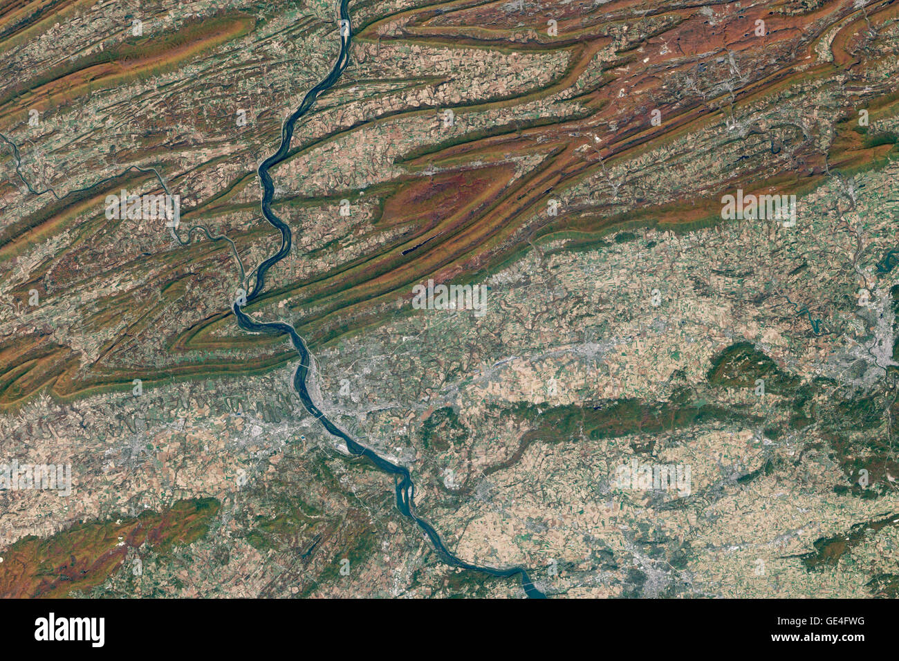 Beschreibung Central Pennsylvania präsentiert eine antike Landschaft, durch das Mahlen von Eis, Wasser, Wind und Zeit abgenutzt. Die Bergrücken der Appalachian Bergkette, sind einmal gewaltig, jetzt sanfte Falten über fruchtbaren Tälern steigt. Eiszeitliche Gletscher geformt, das Land, die Berge zu glätten und Hinterlegung fruchtbaren Boden als das Eis schmolz. Während das Eis seine Arbeit getan hat, zeigt dieser natürlichen-Farbbild, aufgenommen vom Satelliten Landsat, ein weiteres leistungsfähiges Naturkraft, die hatte eine Hand in der Formung der Landschaftsbildes: der Susquehanna Flußsystem. Der Fluss fließt in der Regel südlich von seinem Kopf Stockfoto