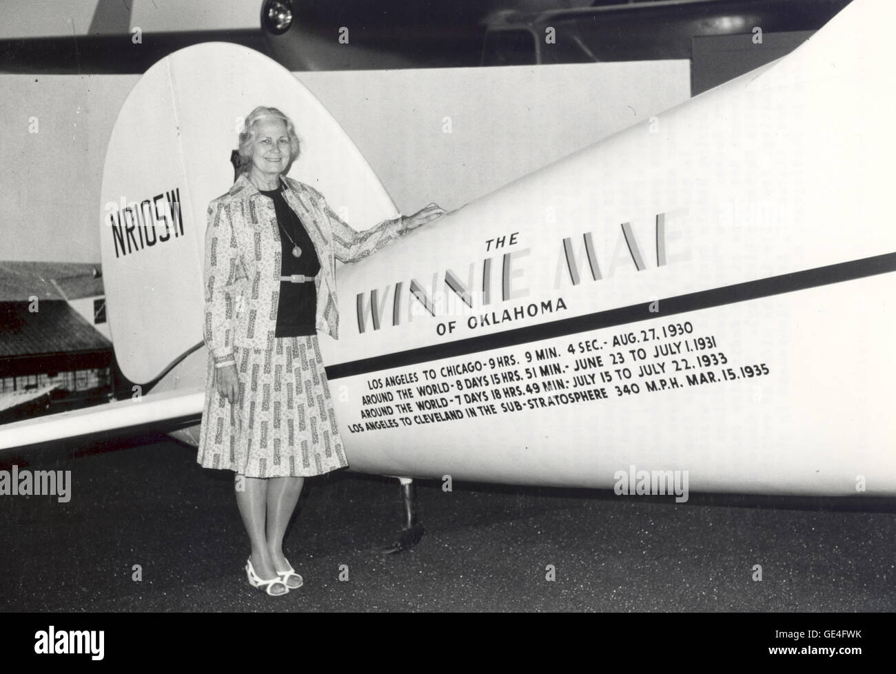 (1976) steht Fay Gillis Wells, Sender, Auslandskorrespondent, Seemann, Schriftsteller, Designer des Bootes Interieurs und bekannte Fliegerin in das National Air and Space Museum neben der Winnie Mae. Dies ist die Ebene in der Wiley Post seinen Rekord globalen Flug im Jahr 1933 gemacht. Fay Wells nahm an Leistung durch die Verwaltung des Brennstoffs für die Winnie Mae in Sibirien und durch die Bereitstellung von Wiley Post mit den Karten und Navigationsdaten dumps Beiträge. Diese Leistungen trugen zum Erfolg des Fluges durch die Post seinen eigenen globalen Rekord von 1931 brach. Von Wiley Post eingeladen, um mit ihm auf eine globale mi fliegen Stockfoto