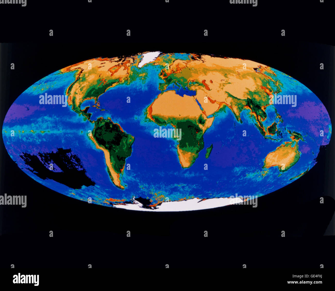 Das erste Bild der globalen Biosphäre der produziert wurde, durch die Kombination von Daten aus zwei verschiedenen Satellitensensoren zeigen zum ersten Mal das Produktionspotenzial der vegetativen Biomasse der Erde. Das Ozean-Bild ist ein Verbund aus alle Daten, die während der 20 Monate von November 1978 bis Juni 1980 durch die Coastal Zone Color Scanner (CZCS) geflogen auf Nimbus-7-Satelliten der NASA, verwaltet durch das Goddard Space Flight Center in Greenbelt, Maryland. Die CZCS Daten zeigen Konzentrationen des marinen Phytoplanktons Pigment. Phytoplankton, die mikroskopisch kleine Pflanzen, die in den Regionen Sonnenlicht wachsen Stockfoto
