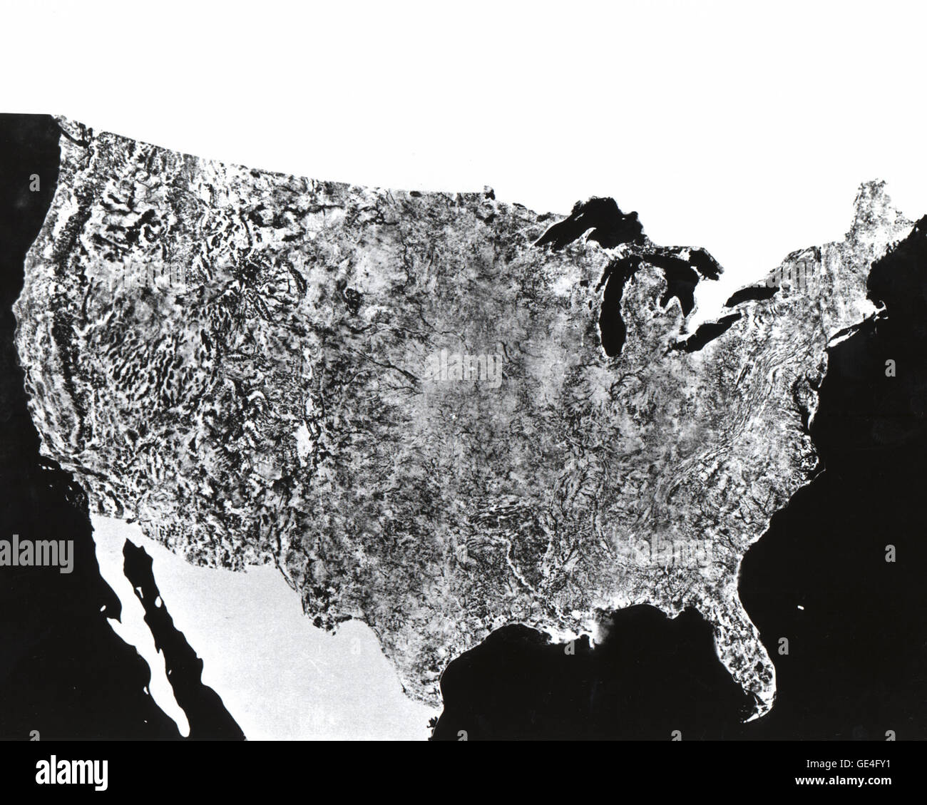 Eine riesige Fotokarte von der 48 zusammenhängenden Bundesstaaten der Vereinigten Staaten, die erste jemals zusammengestellt aus Satellitenbildern, die für die NASA von der US-Department of Landwirtschaft Boden Conservation Service kartographischen Division abgeschlossen. Die Karte ist 10 von 16 Fuß, besteht aus 595 wolkenfreie schwarz-weiß-Aufnahmen von Satelliten der NASA erste Erde Ressourcen Technologie (ERTS-1) zurückgegeben. Die Bilder wurden alle auf der gleichen Höhe (912 Kilometer: 560 Meilen) und die gleichen Beleuchtungswinkel. Die Bilder wurden von der Raumsonde Multi-spectral Scanner System (MSS) in Band 5, oder den roten Teil des Vis produziert. Stockfoto
