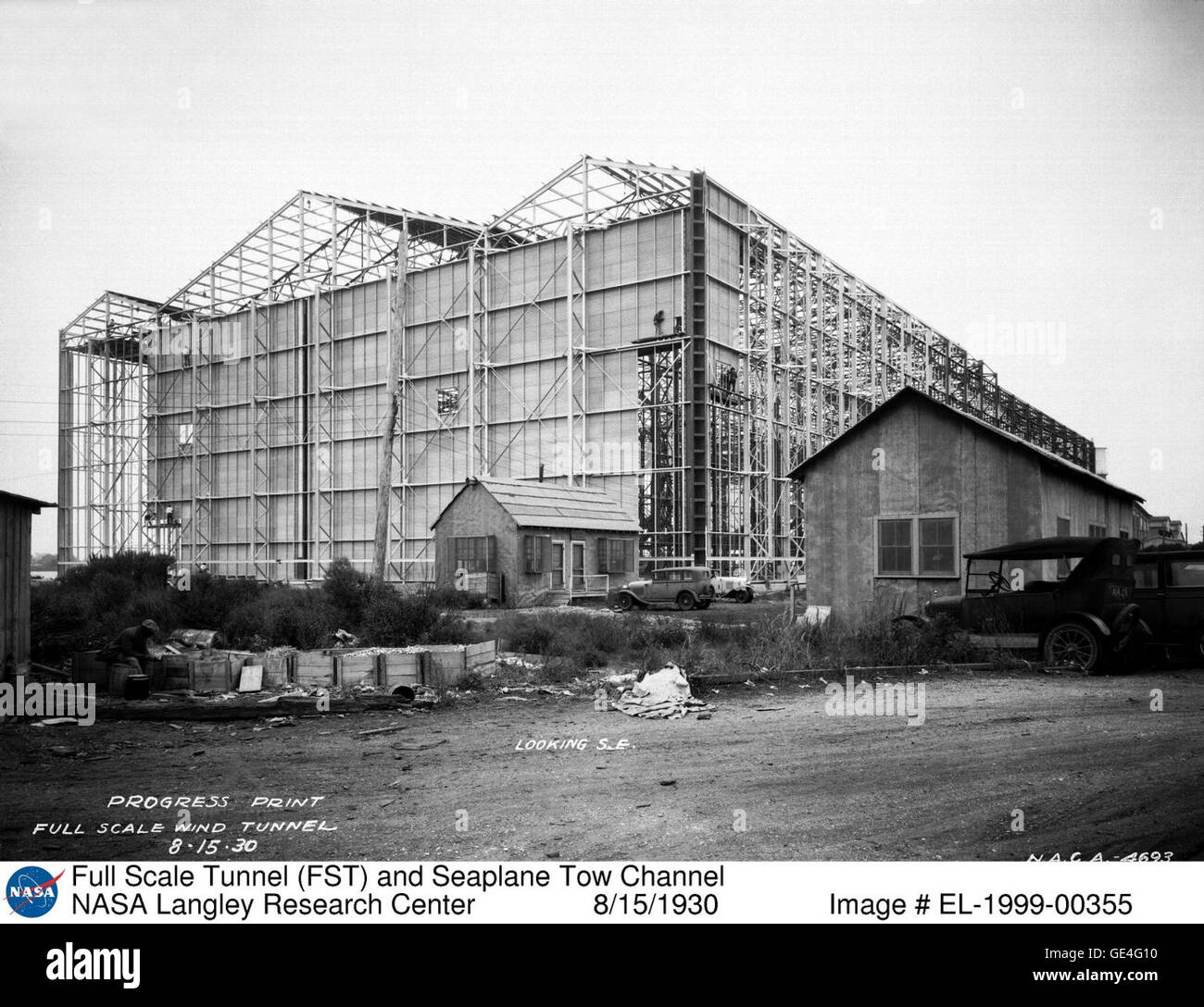 Der Full Scale Tunnel (FST) und der Seaplane Tow Channel der NASA sind Einrichtungen, mit denen große Flugzeuge und Wasserflugzeugmodelle getestet werden können, was eine umfassende aerodynamische Forschung ermöglicht. Stockfoto
