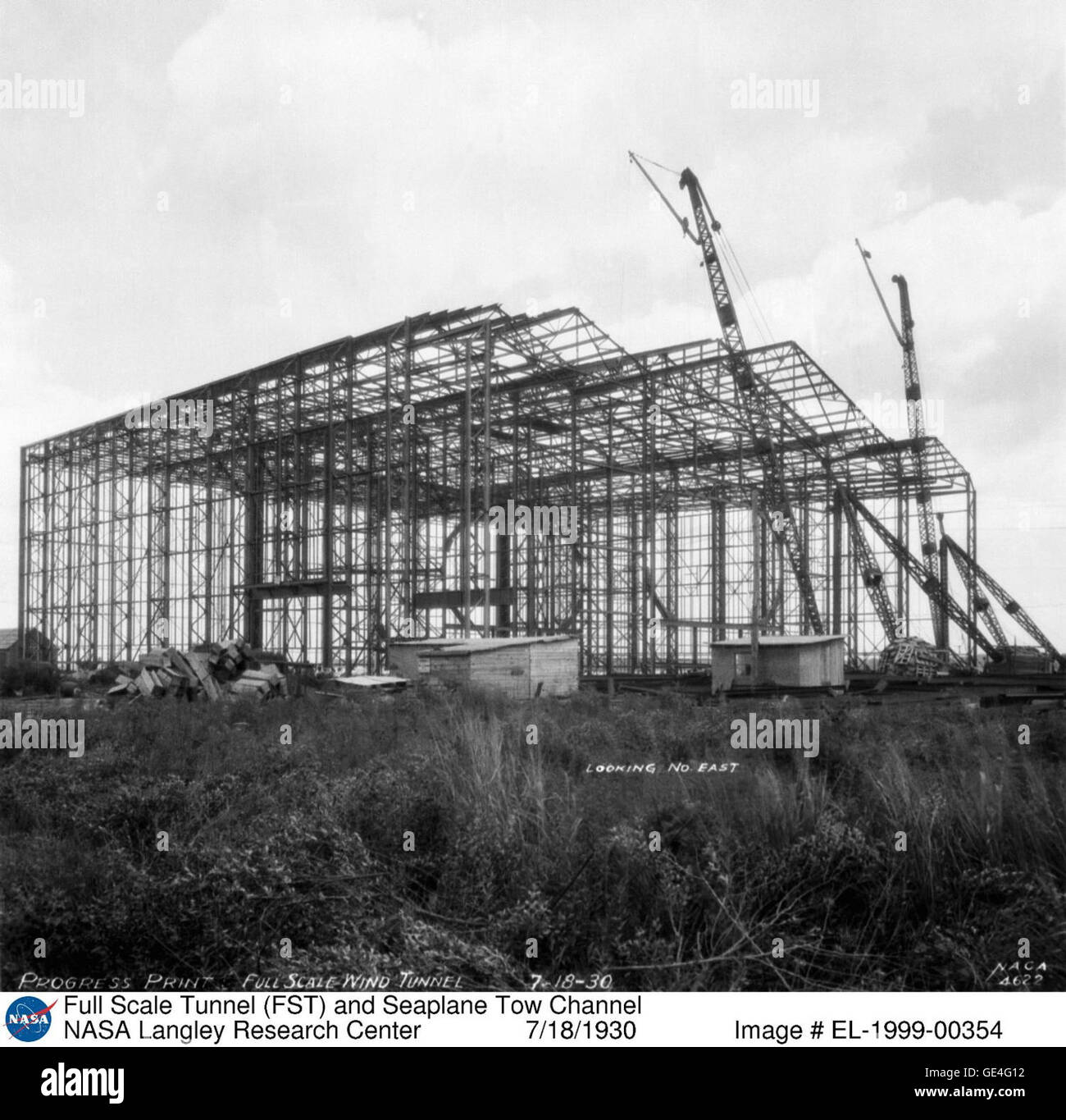 Der Full Scale Tunnel (FST) und der Seaplane Tow Channel der NASA werden zur Simulation der Flugbedingungen für Flugzeuge und Wasserflugzeuge verwendet, was die Luftfahrtforschung und -Technologie vorantreibt. Stockfoto