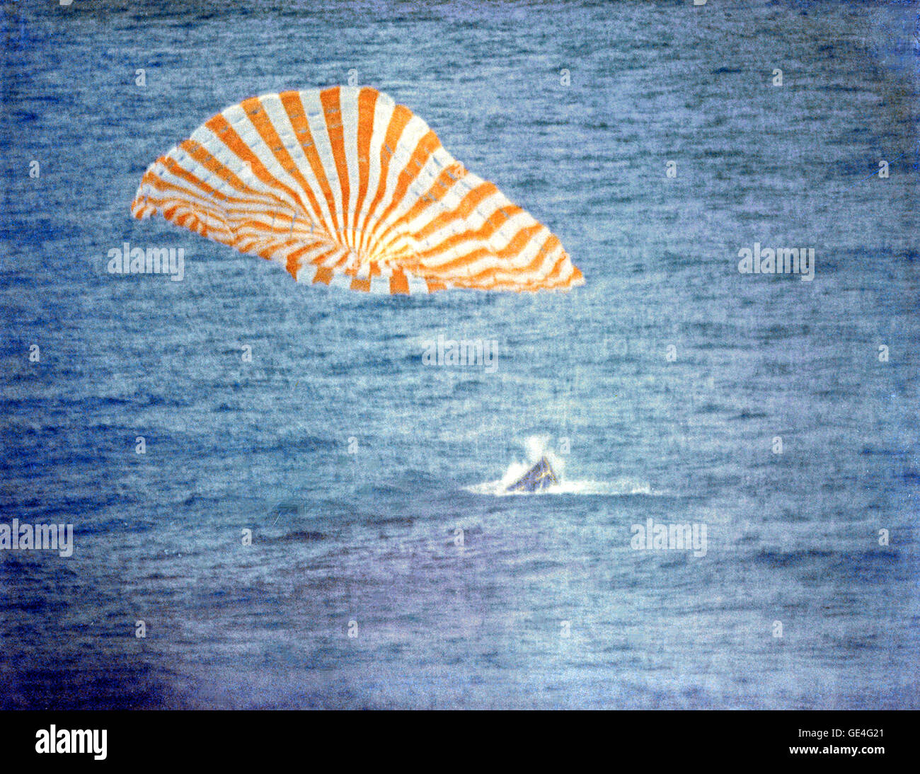Die Gemini 10 wird während des Spritzwassers gezeigt, einem kritischen Moment am Ende der Mission. Das Raumschiff setzte Fallschirme ein, um den Abstieg in den Ozean zu verlangsamen. Stockfoto